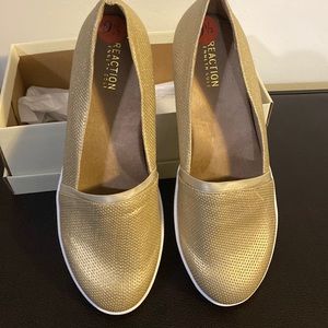 Gold classy gold tone heel shoes by Kenneth Cole